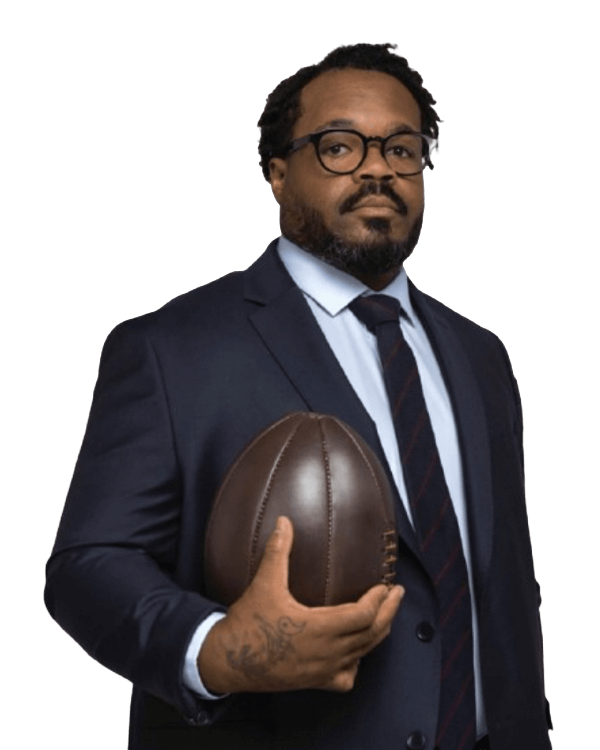 Portrait de Mathieu Bastareaud en costume, un ballon de rugby à la main