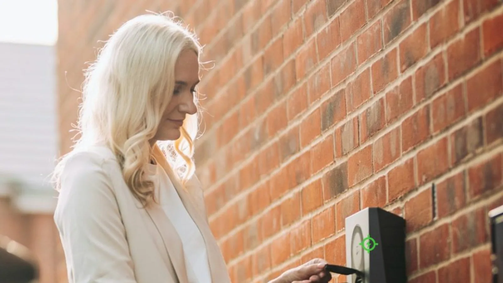 Une conductrice lance la recharge sur une borne murale